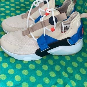 Selling Nice Athletic shoes